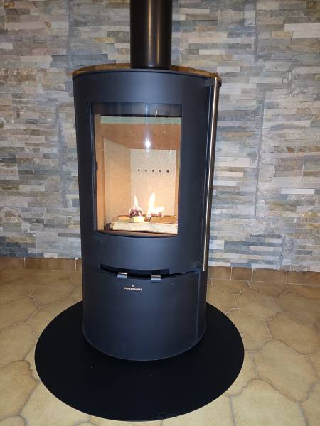 Poêle à bois rond installé sur bourg saint andeol