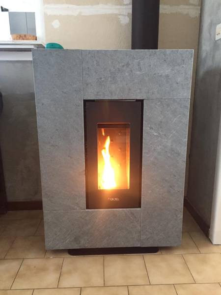 Poêle à granulé Grace 7 de chez cadel installé à Pont saint esprit