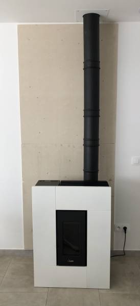 Poêle à granulé Grace 7 de chez cadel installé dans maison RT 2012 à Pont saint esprit