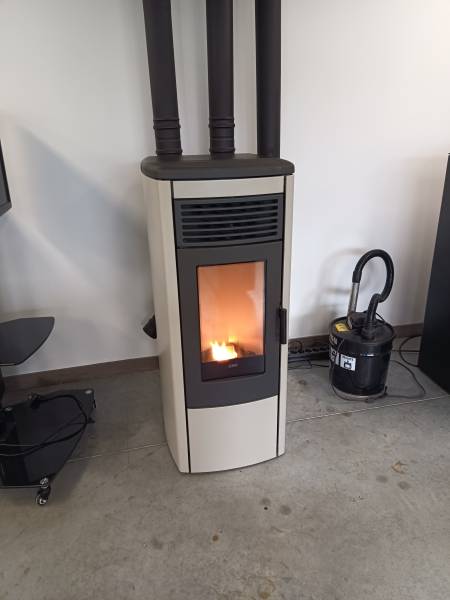Poêle aura 80 klover  canalisable au showroom laudevco