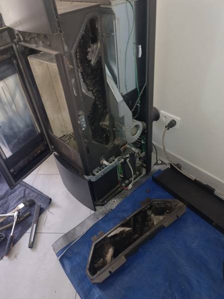 Démontage des oreilles en fonte d un poêle à granulés klover Pierrelatte 